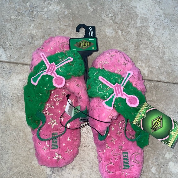 Wicked Women's Slippers NWT size 9/10 - Picture 4 of 7